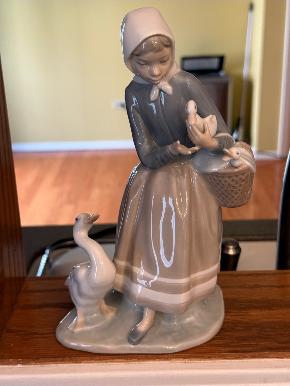 Lladro retired Shepherdess with Ducks porcelain figurine with box #4568